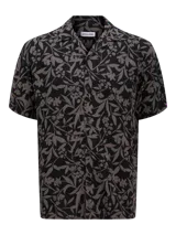 Camisa de manga corta con estampado floral, cuello resort y cierre con botones.