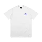 Remera blanca de corte regular con estampado en el pecho de un perro fumando con gorro y anteojos.