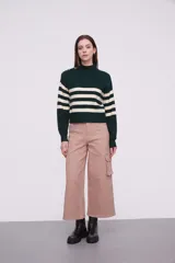 Sweater de punto con rayas en colores verde y blanco, cuello alto y manga larga.