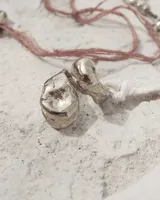 Anillo dorado con diseño irregular que simula un pétalo.