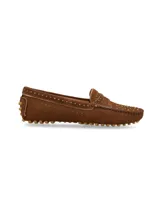 Mocasín marrón de cuero nobuck, con apliques metálicos y suela tipo driver.