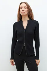 Campera tejida de punto color negro, con cierre frontal y diseño ajustado.