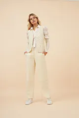 Chaleco marrón con delanteras en punto abanico crochet. Prenda de lana fina sin teñir.