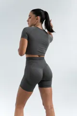 Short deportivo gris con cintura alta y frunce en la parte trasera.