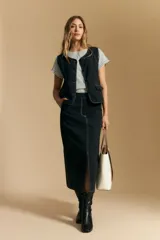 Remera de manga corta con cuello redondo, confeccionada en tejido acanalado a rayas horizontales blancas y negras.