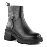 Bota corta de cuero color marrón con correa decorativa y hebilla lateral. Tiene suela track y taco ancho.