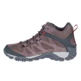 Botín de trekking color marrón con detalles en gris y rojo. Capellada de gamuza y malla, forro textil, suela de goma con tecnología M Select Grip, membrana impermeable Gore-Tex y tecnología Air Cushion.