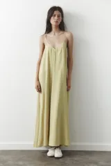 Vestido midi color verde oliva, de corte amplio, con escote en V y tirantes finos.