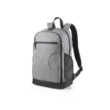 Mochila Puma unisex color gris con detalles en negro. Tiene un compartimento principal con cierre, un bolsillo frontal con cierre y un bolsillo lateral de malla. El logo de Puma está estampado en relieve en el frente.