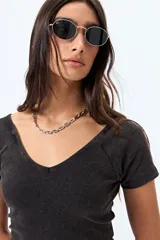 Top negro de algodón con mezcla de poliéster y elastano, con escote en V delantero y trasero.