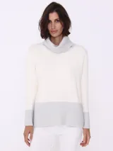 Sweater blanco con cuello alto y puños en color gris.