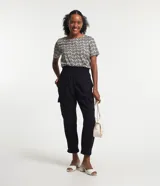 Pantalón jogger negro de viscosa con cintura elástica y bolsillos cargo laterales.