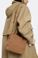 Bolso tote pequeño marca Bimba y Lola, modelo Chihuahua, color marrón. Confeccionado en nylon con estructura blanda, doble asa de mano y asa de tejido, piezas de piel, cierre con botón de presión, logo grabado, acabados metálicos, bolsillo interior e interior con placa metálica logotipada.
