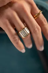 Set de dos anillos dorados de acero quirúrgico, entrelazados.