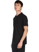 Chomba negra de algodón con cuello clásico, tapeta de dos botones y mangas cortas.