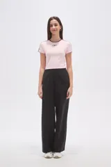 Remera cropped de manga corta, color negro, con cuello redondo ribeteado en blanco y estampado frontal de estrellas y el número "94" en blanco.