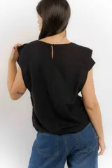 Remera blanca de lino y tencel, con mangas cortas abullonadas.