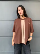 Buzo marrón de mangas cortas con cuello redondo y una franja vertical color crema en el centro.