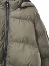 Campera puffer azul marino con capucha y cierre frontal con cremallera.