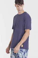 Remera gris de manga corta con cuello redondo.