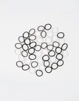 Set de 50 gomitas elásticas para el pelo en colores negro, gris y blanco.