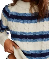 Sweater corto de estilo cuadrado con tejido de ochos clásico y diseño a rayas horizontales en blanco, azul claro y azul oscuro.