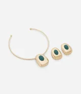 Conjunto de collar tipo gargantilla abierta y aros con tornillo, ambos con colgante y detalle de piedra de resina. El collar es dorado y tiene un dije con una piedra de resina turquesa y detalles en blanco y negro. Los aros son dorados con una piedra de resina turquesa.