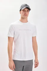 Remera blanca de manga corta con estampa de San Francisco y el puente Golden Gate en la espalda.