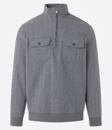 Buzo gris texturizado con cuello alto y cremallera delantera. Tiene mangas largas con puños ajustados, barra ajustada y dos bolsillos en el pecho con solapa y botón.