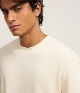 Remera relaxed de mangas cortas confeccionada en algodón más sostenible con cuello redondo y malla texturizada.