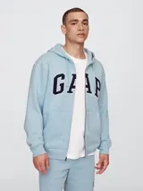 Canguro con cierre y capucha, color celeste, con logo GAP estampado en el frente.