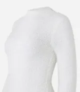 Suéter de punto color blanco, con cuello alto y mangas largas, confeccionado en tejido de peluche.