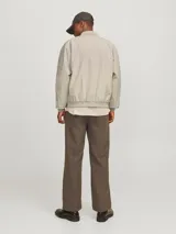 Campera bomber color beige de Jack & Jones, con cuello baseball, cierre frontal con cremallera, bolsillos delanteros y puños de canalé.