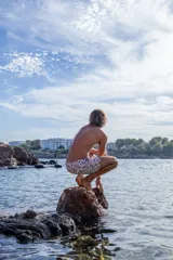 Short de baño para hombre con elástico en la cintura, tres bolsillos (dos laterales y uno trasero), tela de secado rápido con doble costura de seguridad, interior con mesh hipoalergénico y accesorios waterproof.