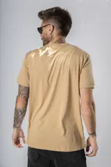 Remera negra de manga corta con bolsillo en el pecho.