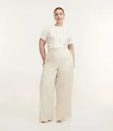 Pantalón de sastrería wide leg color beige, confeccionado en viscosa certificada y lino. Tiene elástico en la espalda para mejor ajuste.