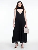 Vestido largo negro con escote en V, sin mangas y corte holgado.