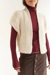 Saco corto tejido al crochet color crudo, con mangas cortas y cuello esmokin.