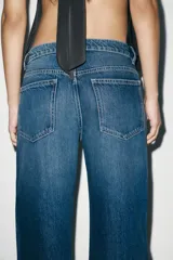 Pantalón de jean azul de corte recto y tiro medio.