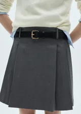 Minifalda gris con estampado de raya diplomática, diseño evasé y cierre de cremallera invisible en la parte posterior.