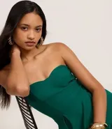 Enterito corto blanco de bengalina, con escote corazón y sin breteles.