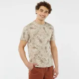 Remera beige con estampado de hojas de palmera en tonos marrones.