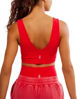 Top deportivo corto color rojo, con escote en V y espalda deportiva.