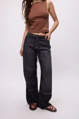 Pantalón de jean crudo, de corte recto y tiro bajo, con doble pasacinto y ajuste con lazo.