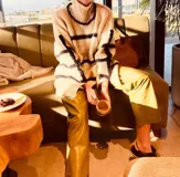 Sweater oversized color crema con rayas horizontales negras y mangas anchas con detalle de crochet.