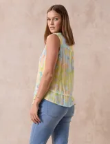 Blusa sin mangas de gasa estampada, marca Zac & Rachel. Escote en V, abertura central con botones y ruedo con volado.