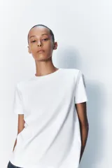 Camiseta marrón de algodón con cuello redondo y mangas cortas.
