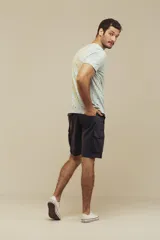 Remera celeste con estampado de figuras geométricas en tonos naranja y verde.