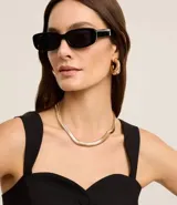 Blusa blanca de tejido plano en sastrería, con escote corazón, breteles anchos, botones forrados, elástico en la espalda y bajo con recorte V.