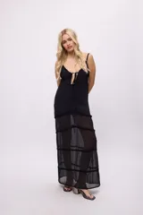 Vestido midi de chiffon color verde azulado con escote regulable con lazos y volados en los recortes.